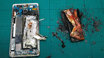 Explodiert: Der Akku dieses Samsung Galaxy Note 7 hat Feuer gefangen. 