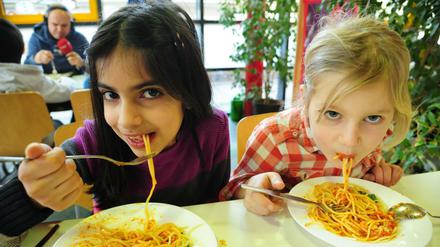 Mittagessen für alle. Berlin ist an diesem Punkt schon weiter als andere Bundesländer - vor allem bei den Grundschulen.