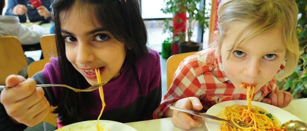 Mittagessen für alle. Berlin ist an diesem Punkt schon weiter als andere Bundesländer - vor allem bei den Grundschulen.
