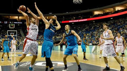 Fuenlabradas Ian O'Leary (l) versucht einen Korb zu werfen. Albas Tony Gaffney (M) und Teamkollege Elmedin Kikanovic verhindern das. 