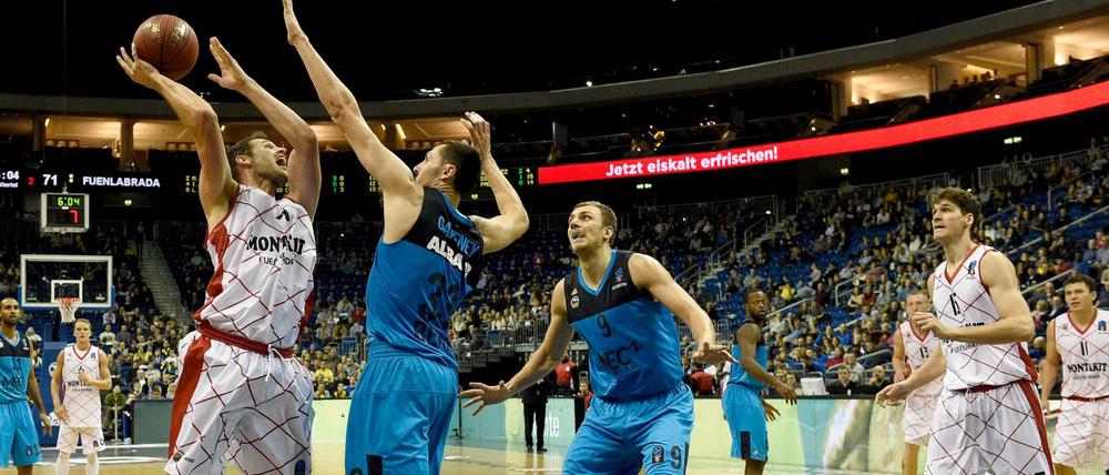 Fuenlabradas Ian O'Leary (l) versucht einen Korb zu werfen. Albas Tony Gaffney (M) und Teamkollege Elmedin Kikanovic verhindern das.