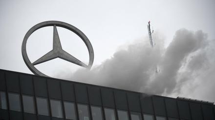 Dichte Rauchschwaden aus dem Europa Center in Berlin empor. Der Mercedes-Stern stand kurz still.