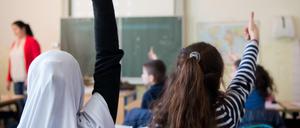 Zwei Flüchtlingsmädchen während des Unterrichts im Elly-Heuss-Knapp-Gymnasium in Duisburg.