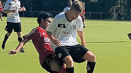 Spitze am Ball. Alaa (rotes Trikot) spielt jetzt beim 1. FC Wilmersdorf. 
