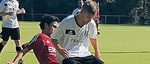 Spitze am Ball. Alaa (rotes Trikot) spielt jetzt beim 1. FC Wilmersdorf. 