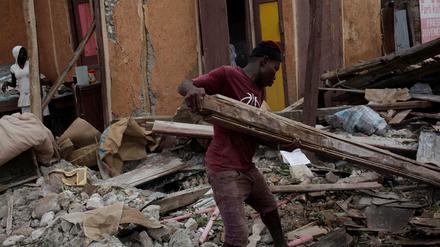 In Port-au-Prince verwüstete „Matthew“ 90 Prozent aller Häuser und Hütten, die Schulen, den Friedhof und die beiden Kirchen.