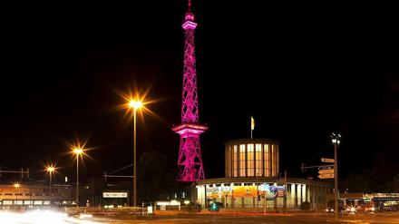 Signalfarbe. Der Funkturm wird zum Weltmädchentag pink angestrahlt.