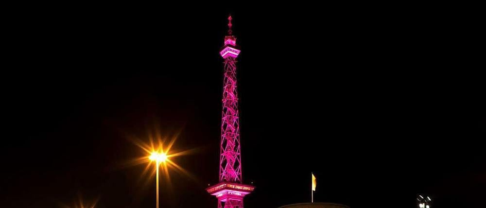 Signalfarbe. Der Funkturm wird zum Weltmädchentag pink angestrahlt.