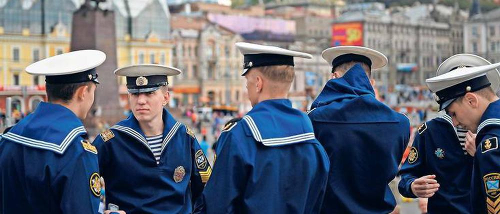 Überall in der Stadt sieht man Matrosen der Streitkräfte. Wladiwostok ist ein strategisch wichtiger Stützpunkt an der Ostküste Russlands.