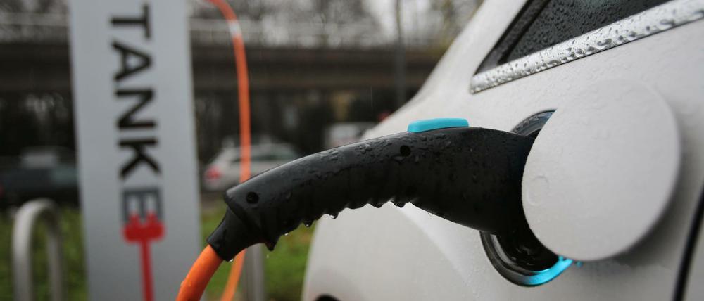 Keine Abgase. Zumindest nicht am Auto. Bei der Stromerzeugung entstehen so viele, dass die Umweltbilanz eher grau als grün ist. 