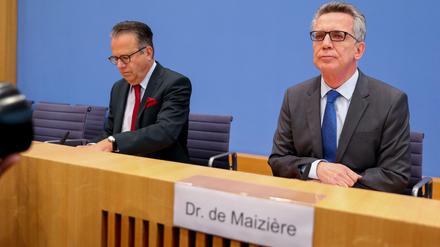 Bundesinnenminister Thomas de Maiziere (CDU) und der Leiter des Bundesamtes für Migration und Flüchtlinge, Frank-Jürgen Weise.