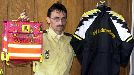 Im Mai 2011 zeigt ein Polizist Beweismittel im Fall Peggy Knobloch.