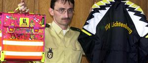 Im Mai 2011 zeigt ein Polizist Beweismittel im Fall Peggy Knobloch.