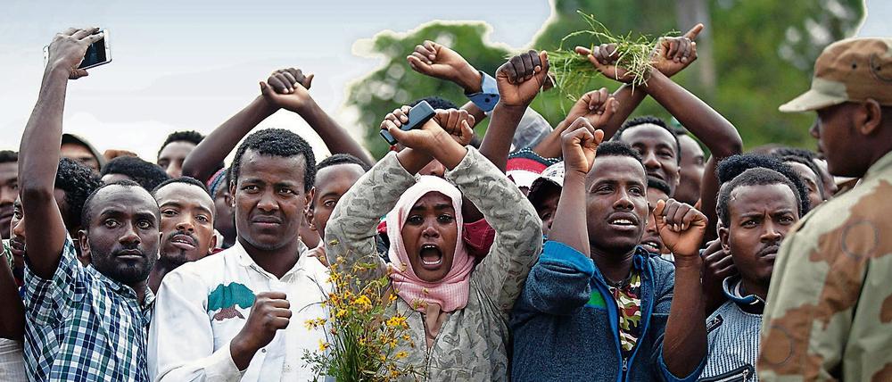 Kurz vor der Katastrophe zeigten Teilnehmer ines religiös-kulturellen Festivals das Symbol der Protestbewegung, die über dem Kopf gekreuzten Handgelenke. Daraufhin fielen Schüsse, Panik brach aus. Mindestens 55 Menschen wurden zu Tode getrampelt.