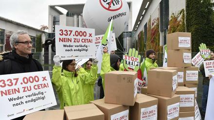 Ceta-Gegner demonstrierten am Mittwoch vor dem Kanzleramt gegen das Freihandelsabkommen. 