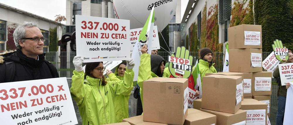 Ceta-Gegner demonstrierten am Mittwoch vor dem Kanzleramt gegen das Freihandelsabkommen.
