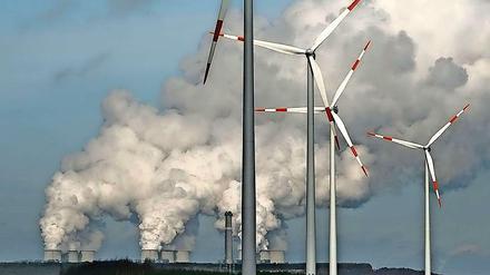 Die Netzentgelte steigen, weil das Nebeneinander erneuerbarer und fossiler Energie teure Ausbauten und ständige regelnde Eingriffe verlangt.