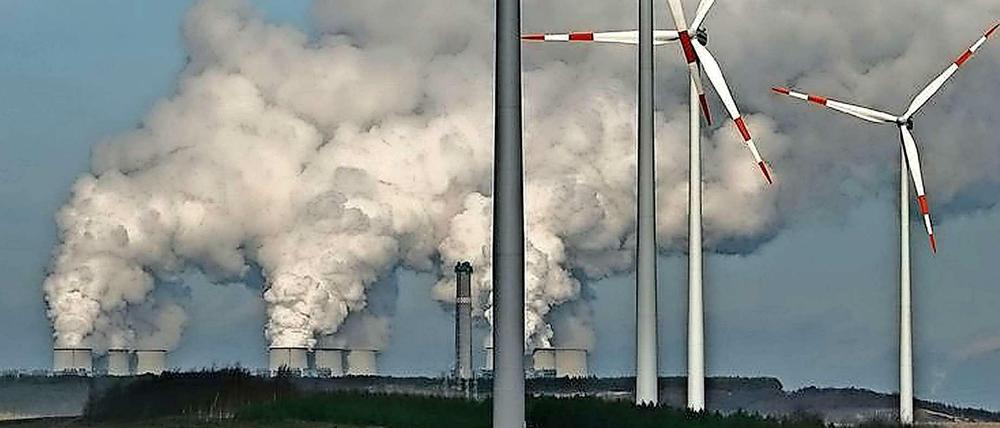 Die Netzentgelte steigen, weil das Nebeneinander erneuerbarer und fossiler Energie teure Ausbauten und ständige regelnde Eingriffe verlangt.