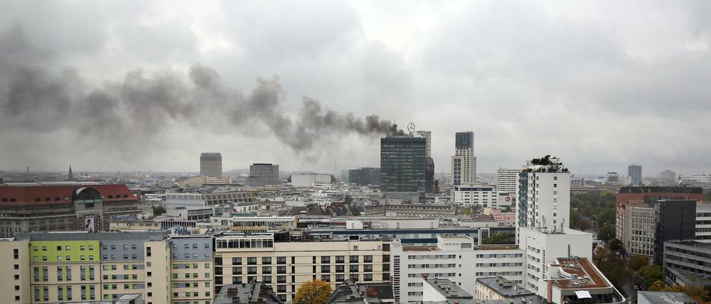 Dichte Rauchschwaden steigen aus dem Europa Center in Berlin empor.