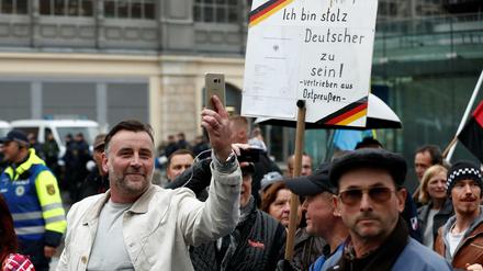 Pegida-Gründer Lutz Bachmann (links) filmt bei einer Demonstration am Tag der Deutschen Einheit in Dresden. 