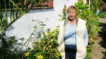 Berlins älteste Bezirksverordnete Eva-Marie Schoenthal steht in ihrem Garten vor ihrem Haus in Berlin-Rudow.