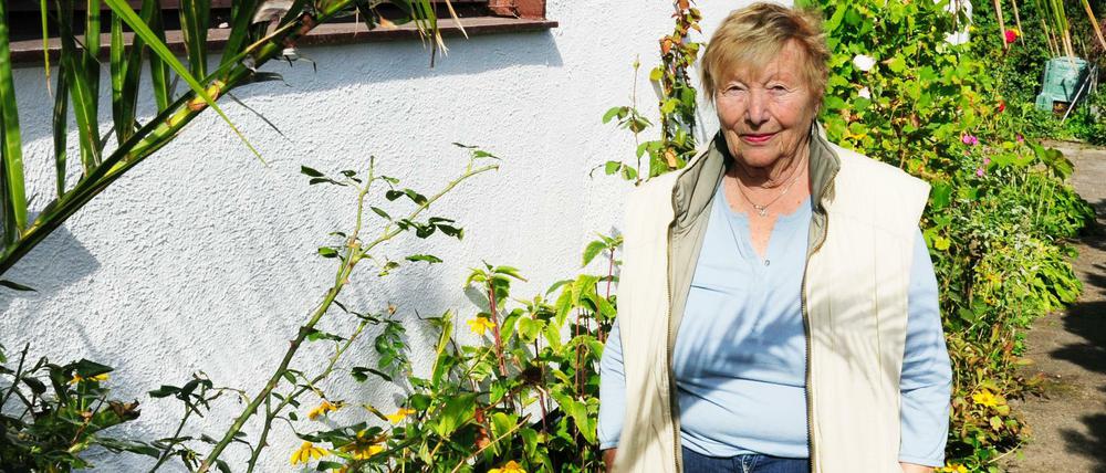 Berlins älteste Bezirksverordnete Eva-Marie Schoenthal steht in ihrem Garten vor ihrem Haus in Berlin-Rudow.