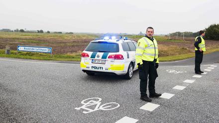 Polizisten im dänischen Roskilde blockieren die Zufahrt zum Flughafen, der nach einer Bombendrohung gesperrt wurde. 