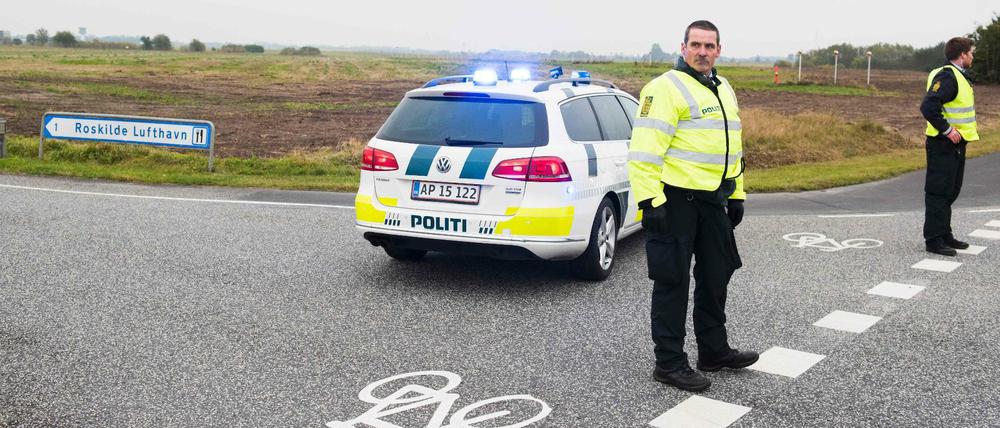Polizisten im dänischen Roskilde blockieren die Zufahrt zum Flughafen, der nach einer Bombendrohung gesperrt wurde.