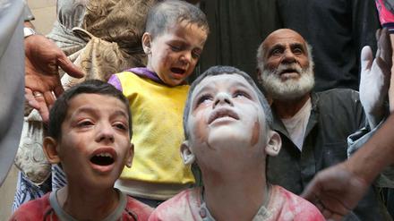 Tränen der Verzweiflung, Tränen der Angst. Seit Tagen wird Aleppo von russischen und syrischen Kampfjets bombardiert. Unter den Opfern sind auch viele Kinder.