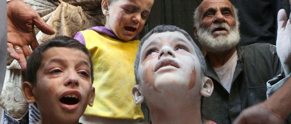 Tränen der Verzweiflung, Tränen der Angst. Seit Tagen wird Aleppo von russischen und syrischen Kampfjets bombardiert. Unter den Opfern sind auch viele Kinder.