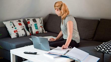 Eine Frau arbeitet in einem Homeoffice.