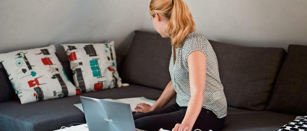 Eine Frau arbeitet in einem Homeoffice.