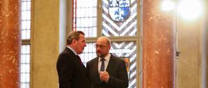 Der frühere Bundeskanzler Gerhard Schröder (l.) und EU-Parlamentschef Martin Schulz am Freitag im Roten Rathaus.