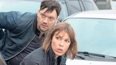 Kurz vor dem Zugriff. Das Rostocker Fahnderduo Alexander „Sascha“ Bukow (Charly Hübner) und Katrin König (Anneke Kim Sarnau) jagt Drogenkuriere. 