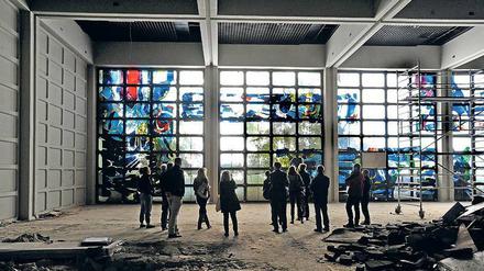 Das Kunstwerk aus der katholischen Kirche St. Geneviève wird eingelagert. Unterdessen schreitet der Umbau der Cité Foch voran. 