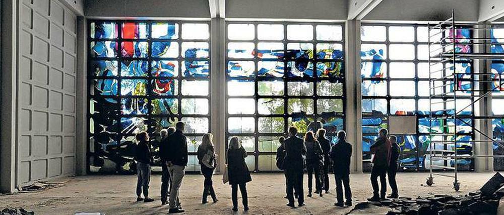 Das Kunstwerk aus der katholischen Kirche St. Geneviève wird eingelagert. Unterdessen schreitet der Umbau der Cité Foch voran.