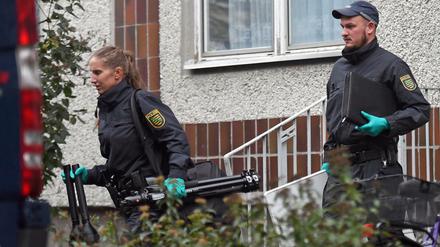 Polizei und Spurensicherung verlassen ein Haus im Leipziger Stadtteil Paunsdorf, in der die Polizei den bundesweit gesuchten Terrorverdächtigen Syrer Dschaber Albakr in Leipzig festgenommen hat.