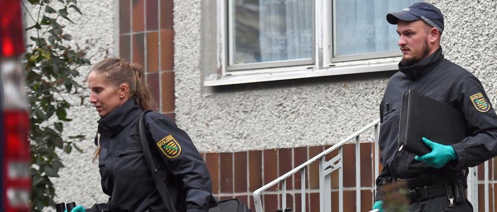Polizei und Spurensicherung verlassen ein Haus im Leipziger Stadtteil Paunsdorf, in der die Polizei den bundesweit gesuchten Terrorverdächtigen Syrer Dschaber Albakr in Leipzig festgenommen hat.