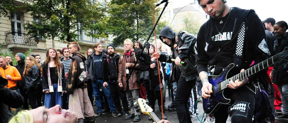 Zum Start der Fuck-Parade in der Proskauer Strasse in Friedrichshain gab es Musik und Pogo bei der Band Abbruch.