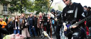 Zum Start der Fuck-Parade in der Proskauer Strasse in Friedrichshain gab es Musik und Pogo bei der Band Abbruch. 