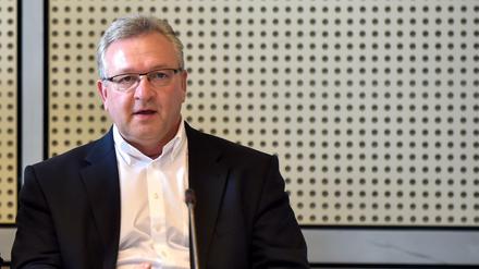 Der scheidende Vorsitzende der Berliner CDU, Frank Henkel, sitzt am 20.09.2016 in Berlin im Fraktionssaal der Berliner CDU. In der Sitzung war ein neuer Fraktionsvorsitzender gewählt worden.