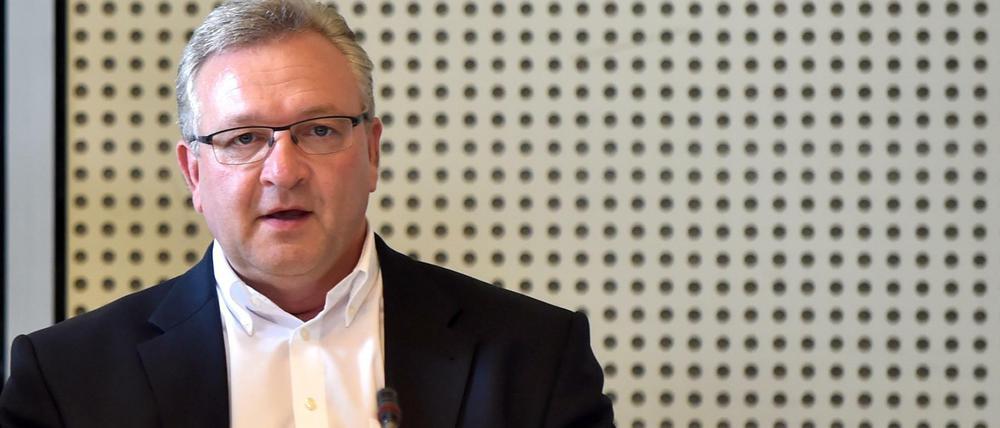 Der scheidende Vorsitzende der Berliner CDU, Frank Henkel, sitzt am 20.09.2016 in Berlin im Fraktionssaal der Berliner CDU. In der Sitzung war ein neuer Fraktionsvorsitzender gewählt worden.