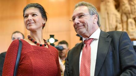 Die Fraktionschefin der Linken, Sahra Wagenknecht, und ihr Parteikollege Klaus Ernst werten das Urteil als Teilerfolg. 