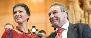 Die Fraktionschefin der Linken, Sahra Wagenknecht, und ihr Parteikollege Klaus Ernst werten das Urteil als Teilerfolg. 