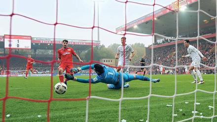 Heimtorjäger. Philipp Hosiner (links) erzielte seine beiden Saisontore in der Alten Försterei. In naher Zukunft wird aus dem Stadion wieder eine Baustelle werden. 