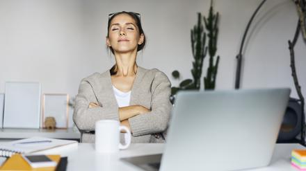 Entspannen statt arbeiten. Das ist eher die Ausnahme. Die meisten Mitarbeiter sind zu Hause offenbar genauso leistungsstark wie im Büro..  