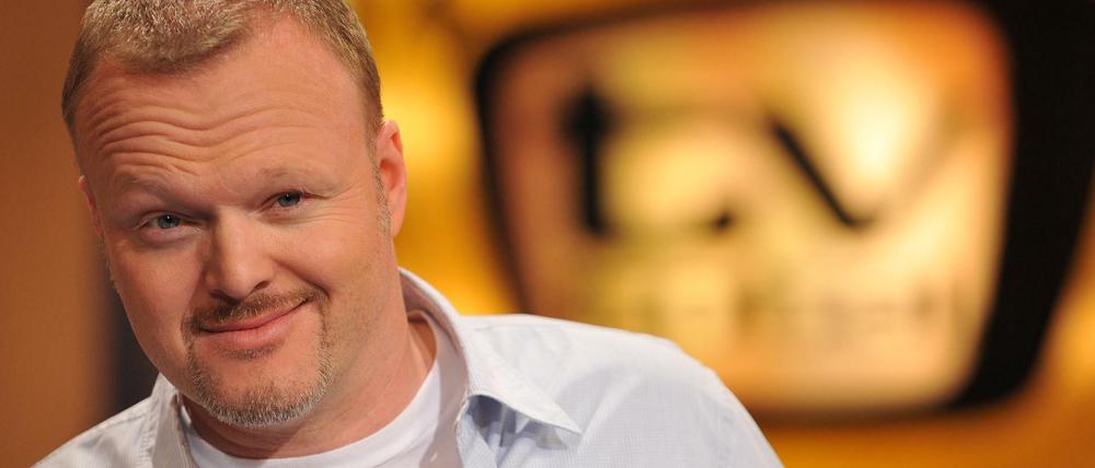Stefan Raab vor dem Logo der ProSieben-Sendung "TV total".