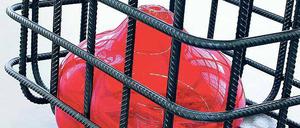 Stahlglas. Mona Hatoums Arbeit „Kapan iki“ von 2012. 