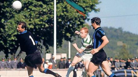 Die Rettung des Fußballs. Celtic Glasgow (hier in der Mitte Jimmy Johnstone) drehte im Endspiel von Lissabon 1967 einen 0:1-Rückstand gegen die Defensivkünstler von Inter Mailand um Torwart Giuliano Sarti (l.) und Giacinto Facchetti.