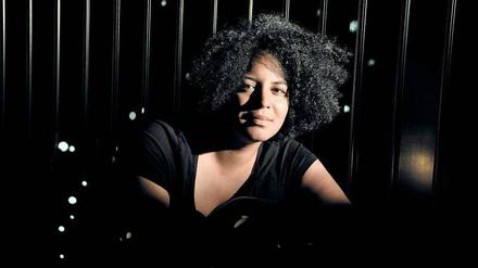 Afrofuturistin. Die Künstlerin und Kulturwissenschaftlerin Simone Dede Ayivi erobert das All. 